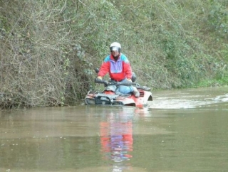  Cuatrimoto en terreno privado 